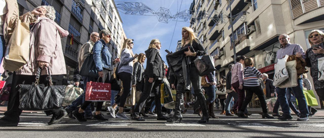 Una de las calles de la ciudad Alicante con el movimiento que acompañó al reciente black friday, hace solo una semana.