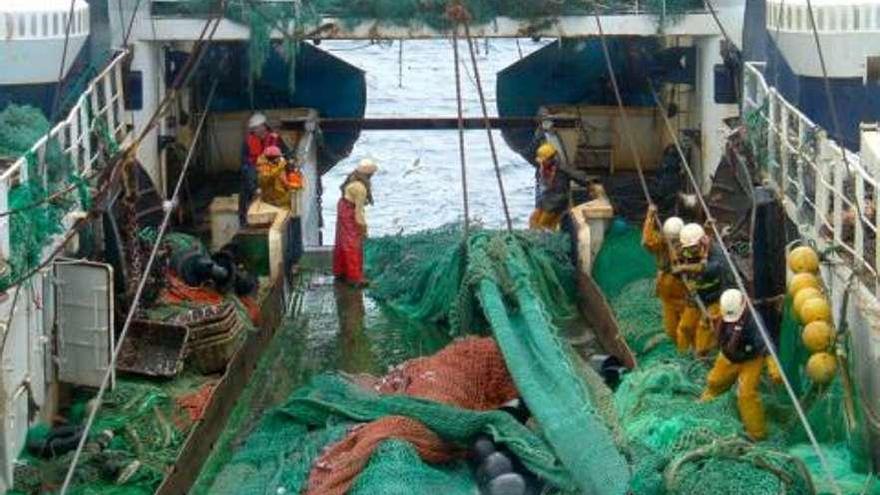 Marineros trabajan en un barco de Gran Sol español.