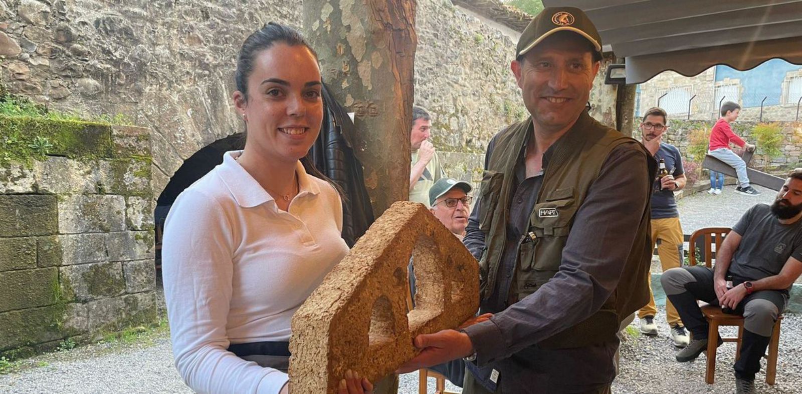 Estela Fernández hace entrega del &quot;puentón&quot; a José Fernando Junco.