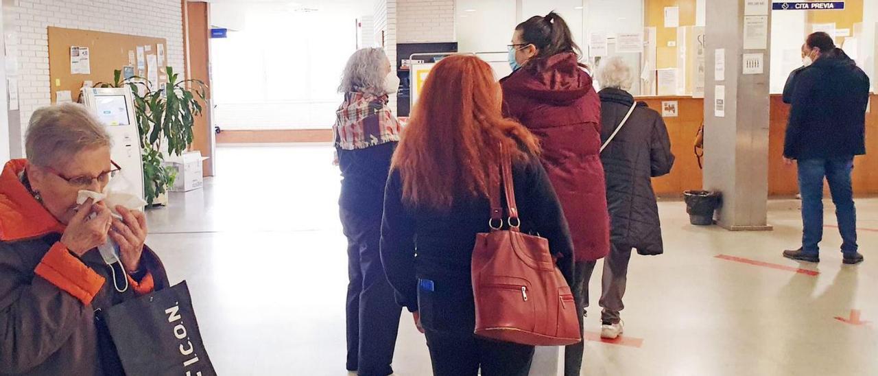 Usuarios del centro de salud de Coia, ayer, en la cola para pedir cita médica.