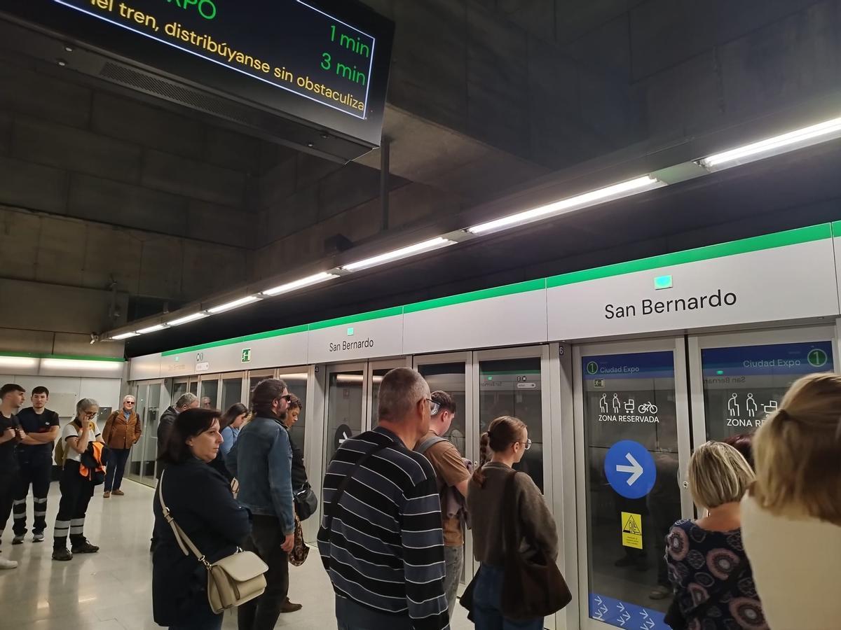 Viajeros esperando en la estación de San Bernardo de la línea 1 del Metro de Sevilla