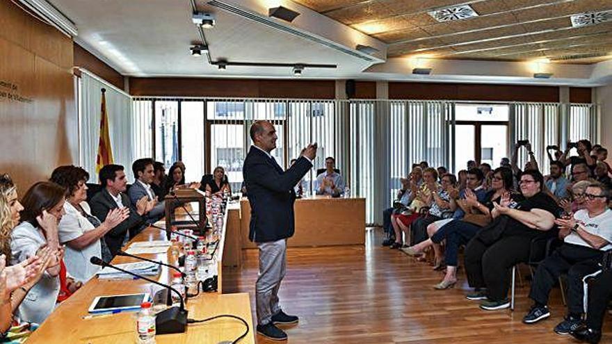 Jordi Solernou mostra la vara d&#039;alcalde al públic que ahir omplia a vessar la sala de plens de l&#039;ajuntament de Sant Joan de Vilatorrada