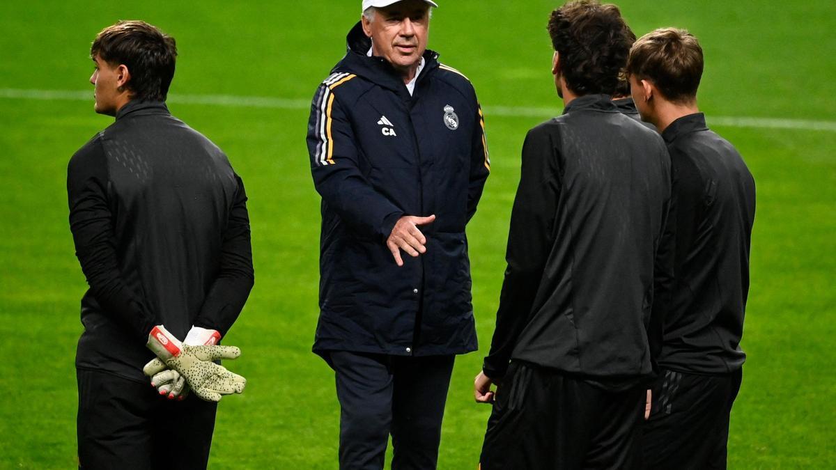 Carlo Ancelotti dirige el entrenamiento previo al duelo entre el Braga y el Real Madrid.