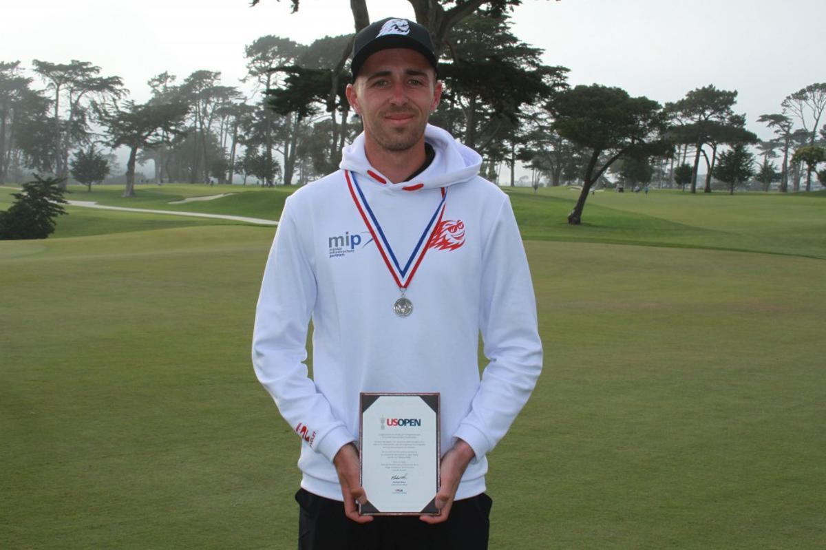 David Puig muestra con orgullo el diploma que lo acredita como jugador del US Open 2024