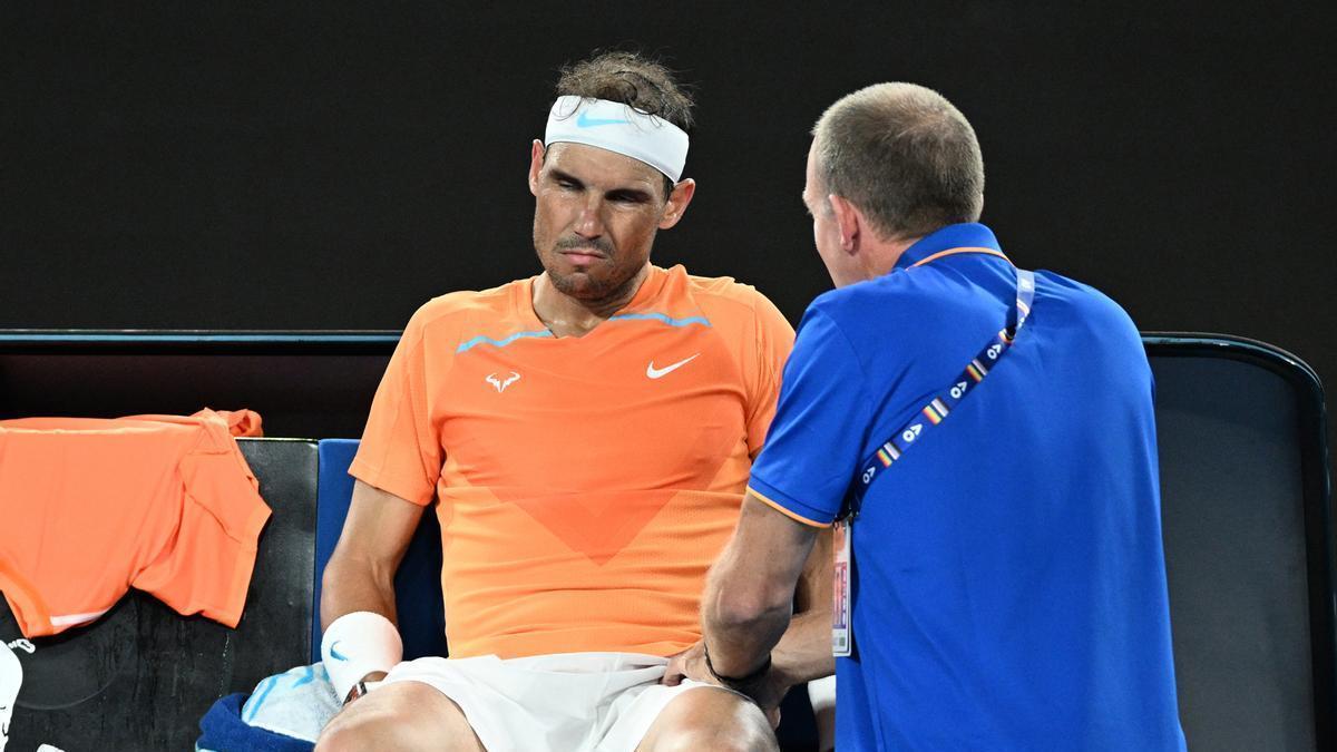 Rafael Nadal, atendido por el fisio durante el partido de su lesión.