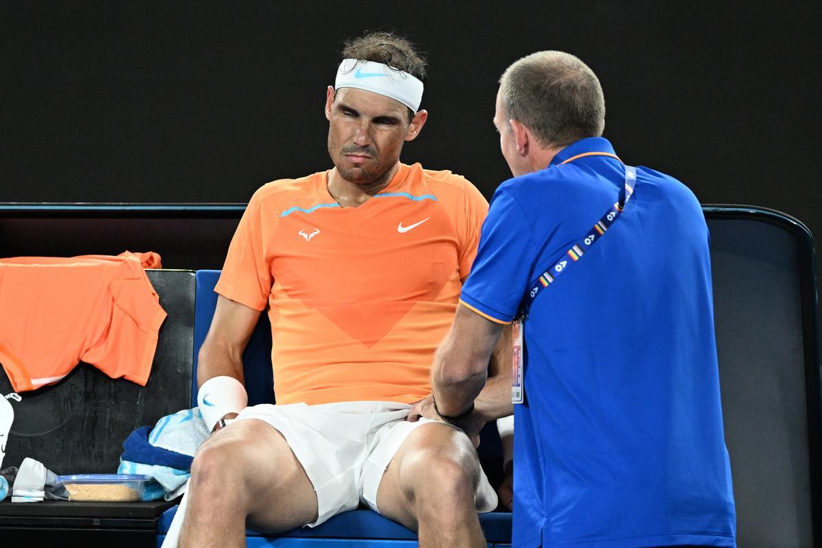 Rafael Nadal, atendido por el fisio durante el partido.