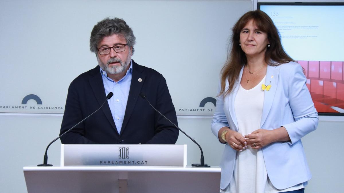 El diputado Toni Castellà, con la expresidenta del Parlament, Laura Borràs, en rueda de prensa este jueves