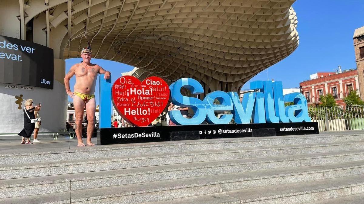 Aficionado escocés posa en las Setas de Sevilla antes del partido con España.