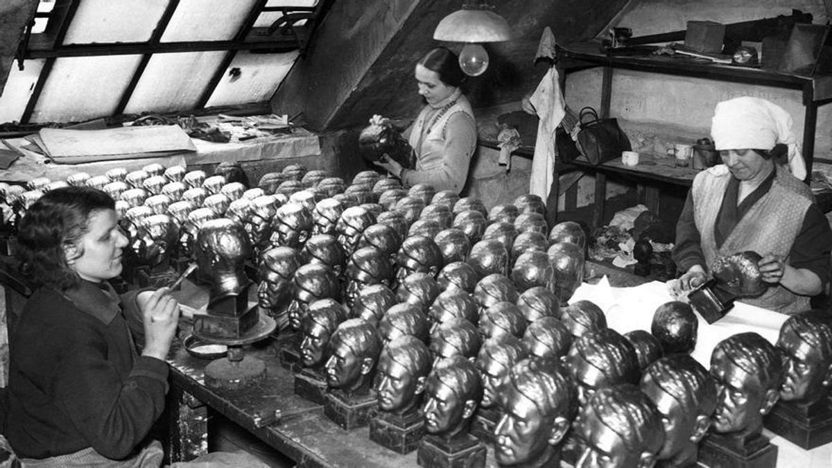 Mujeres alemanas trabajando en pequeños bustos de Hitler para contribuir al culto al líder nazi. 