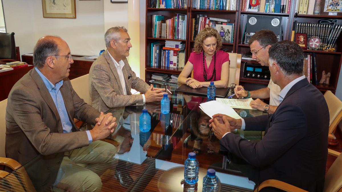 Firma del contrato entre el ayuntamiento y FCC