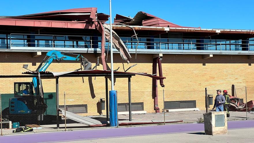 El fuerte viento destroza la piscina cubierta de Almassora