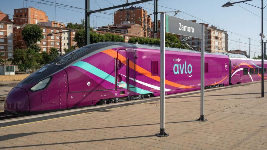 Un Avril en modalidad de bajo coste (Avlo), en pruebas en la estación de Zamora.