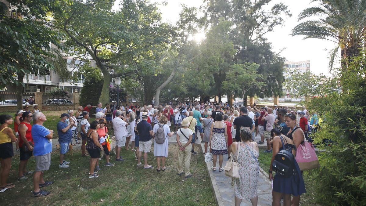 Concentración en el parque de Doña Sinforosa en la que se ha reclamado que el proyecto de rascacielos respete la actual zona verde