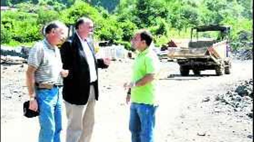 Los ediles Manuel Antonio García Villazó y Rafael Perdiguer, junto al responsable de la obra de la barriada de Ablaña.