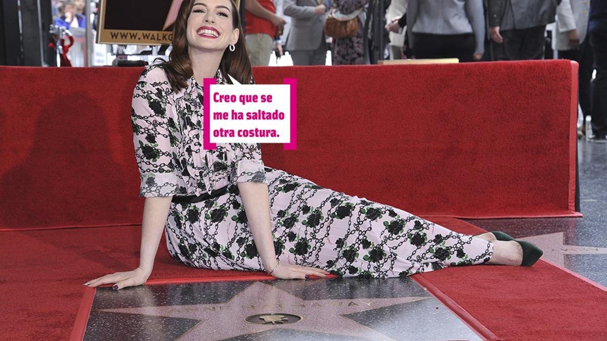 Anne Hathaway tumbada con su estrella del paseo de la fama