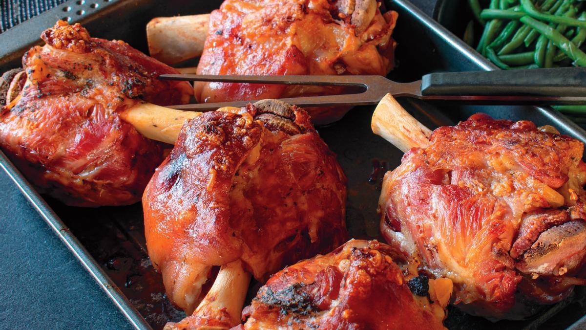 Codillo asado e lacón con grelos de Embutidos Lalinense.