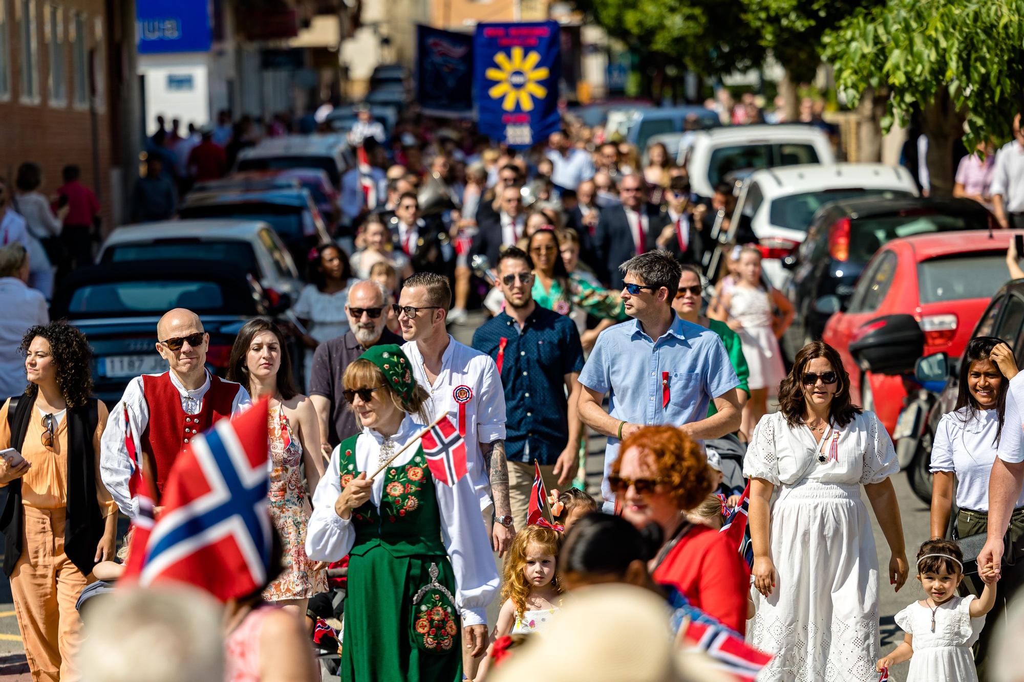 Banderas, desfiles, música, trajes regionales y un sol de justicia. L'Alfàs del Pi ha vuelto a ser este martes una "pequeña" Noruega con la celebración día oficial del país.