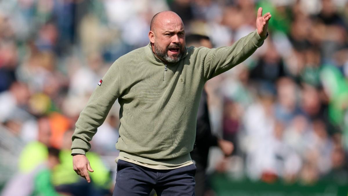 Manolo González, entrenador del Espanyol, durante el duelo del Martínez Valero frente al Elche