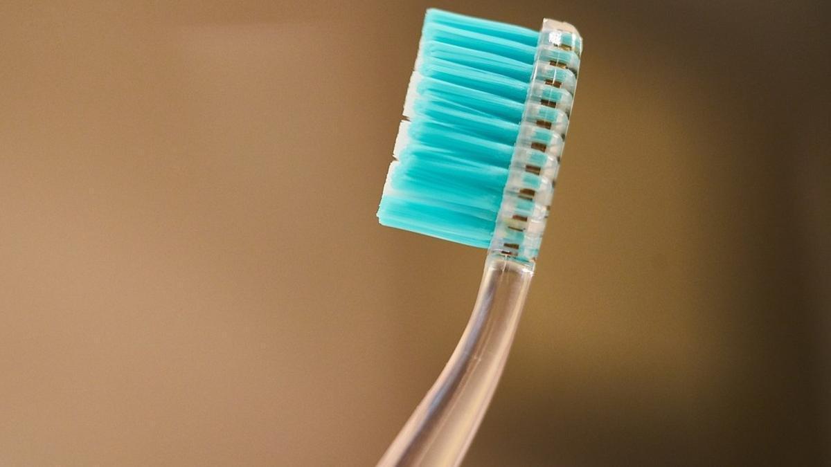 Un cepillo de dientes con cerdas azules.