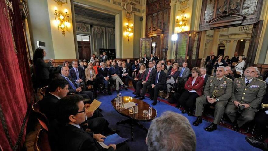 Etayo, en primer témino a la izquierda, junto a Pedro Sanjurjo y en presencia de los representantes de los grupos políticos de la Junta (en las primeras filas del público), y de las autoridades religiosas, civiles y militares.