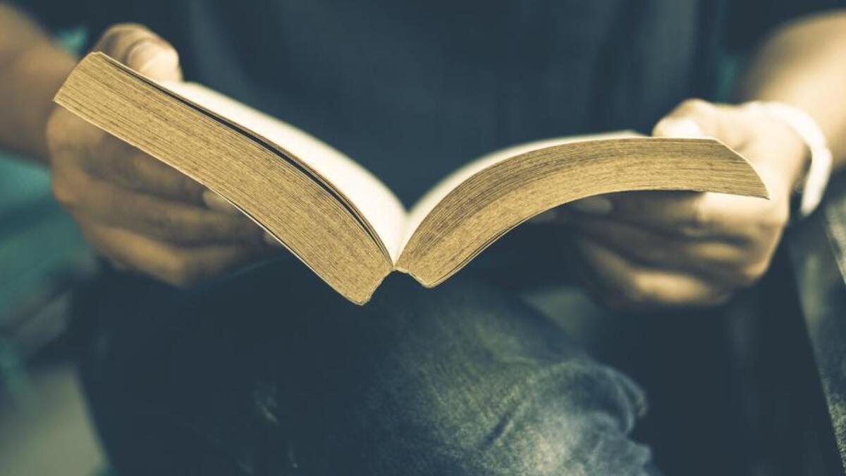 Una persona lee un libro.
