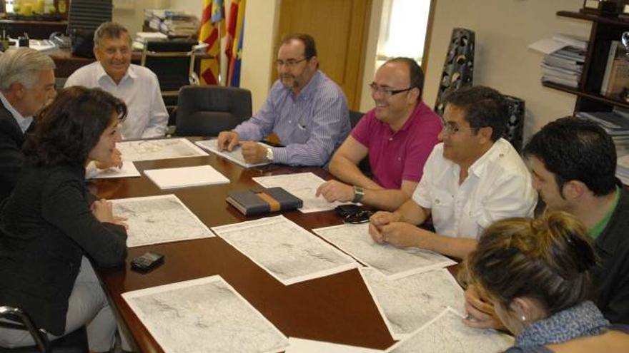 Un momento de la reunión de ayer en el Ayuntamiento de San Isidro para debatir sobre el Corredor.