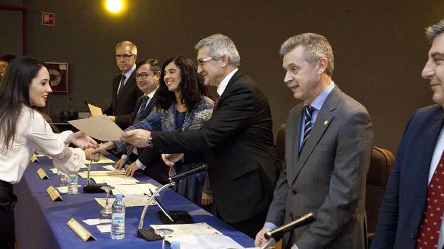 El rector de la Universidad entrega un diploma a una de las alumnas del centro.