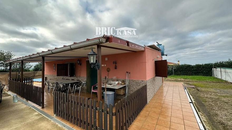 Gran oportunidad inmobiliaria: Vivienda con piscina en Cáceres por solo 85.000 €, ideal para pasar la temporada veraniega