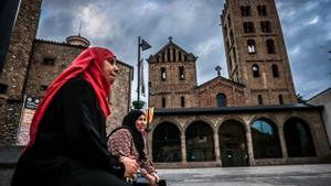Dos mujeres musulmanas, delante del monasterio de Ripoll.