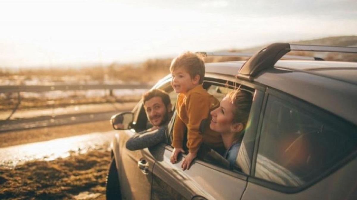 Un niño disfrutando con su familia en el coche