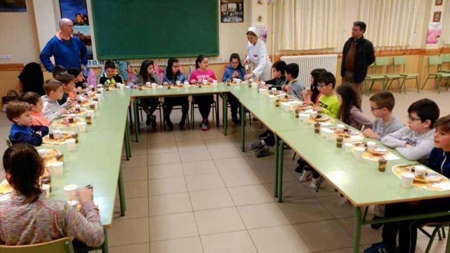 Alumnos en un desayuno saludable.