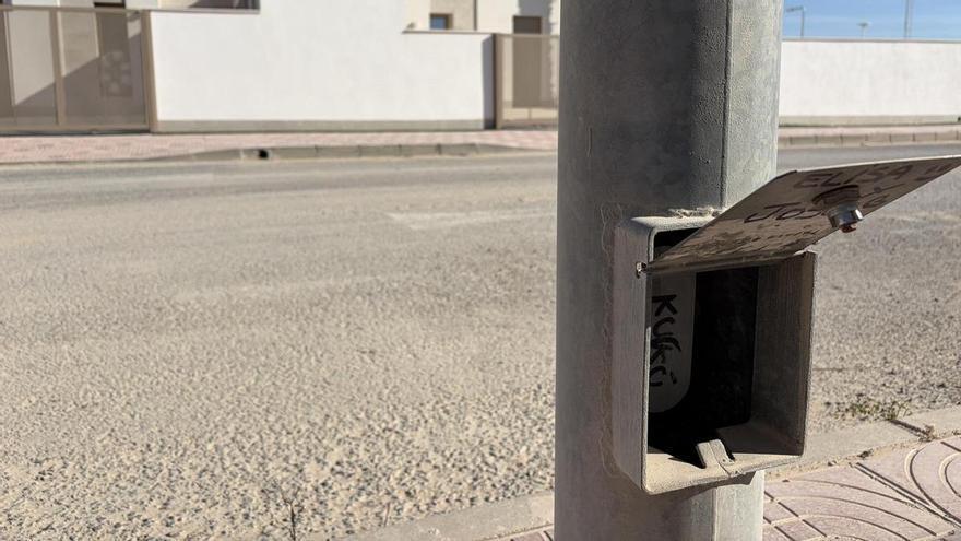 Así están las farolas del nuevo sector urbanístico de Lo Marabú de Rojales con viviendas comercializadas por medio millón de euros