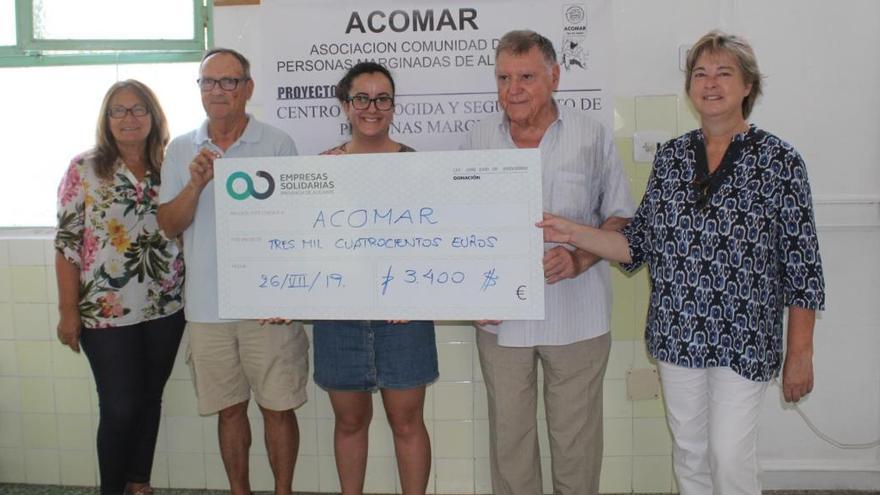 Entrega del cheque solidario a la asociación Acomar