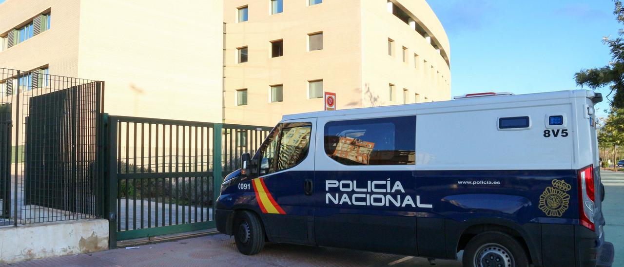 Un furgón de detenidos de la Policía Nacional entra en la Ciudad de la Justicia.