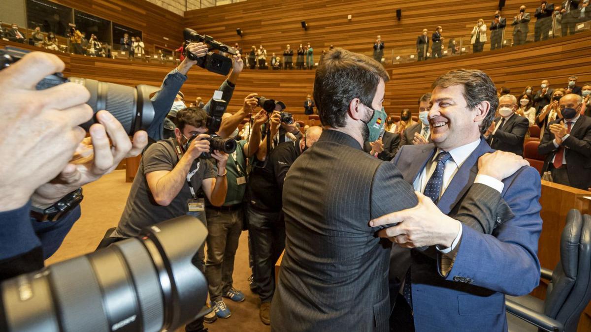 Mañueco saluda a García-Gallardo durante el debate de investidura de ayer.. | C. Alba - Efe