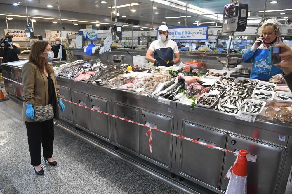 La alcaldesa Inés Rey visita los mercados municipales de Eusebio da Garda y San Agustín.