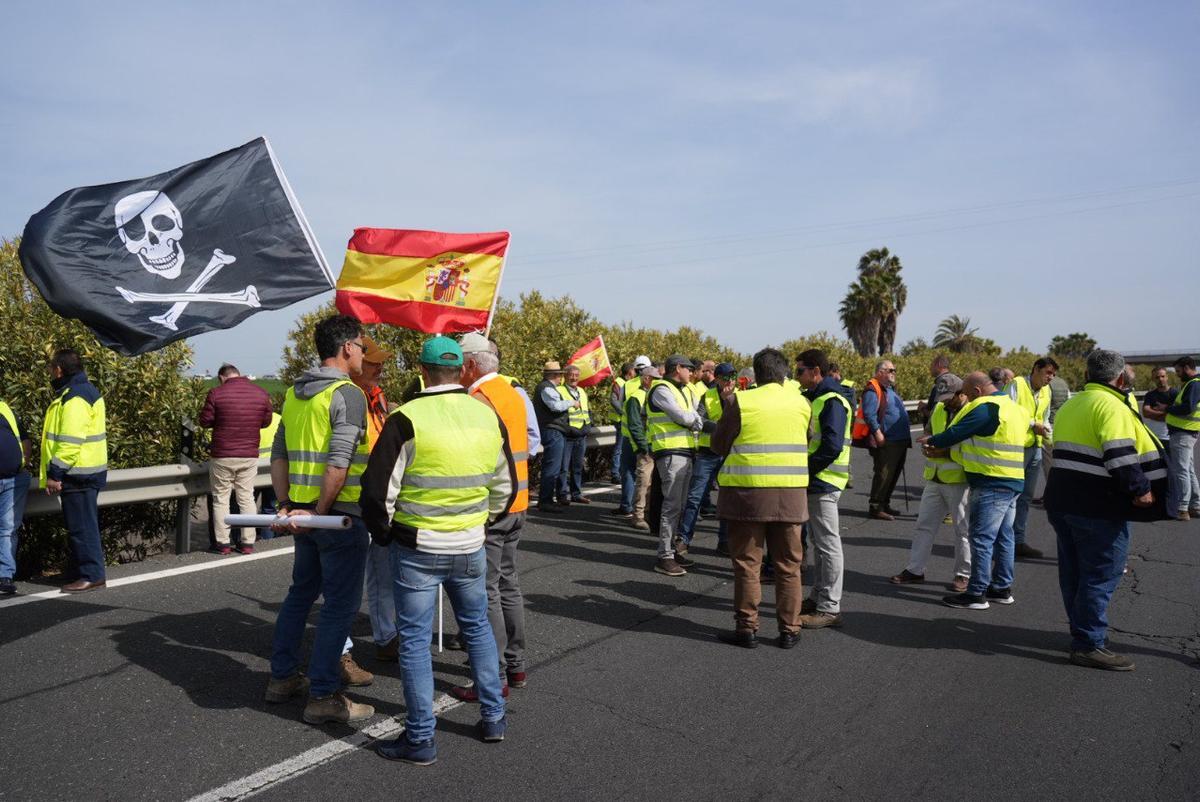 Los agricultores cordobeses vuelven a cortar la A-4 en una nueva protesta por la situación del campo