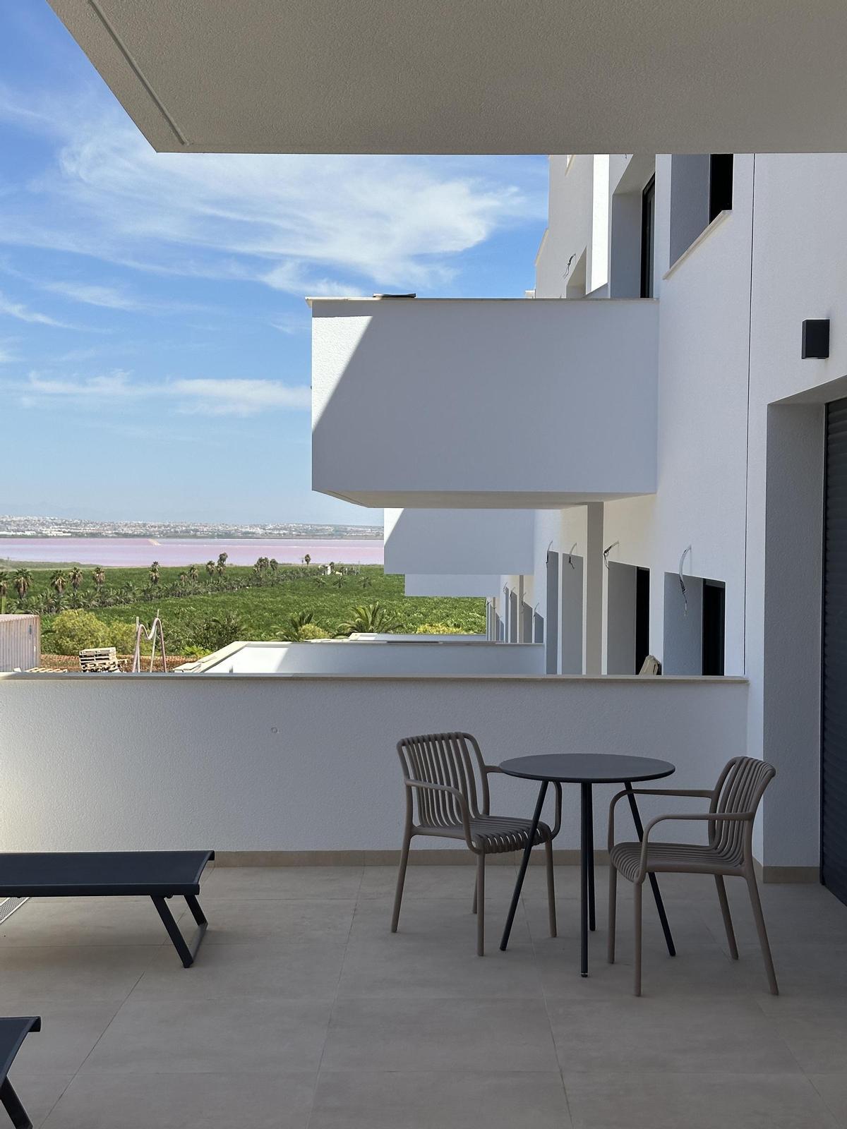 El equipo de arquitectos consigue alcanzar un ratio de viviendas rentable al mismo tiempo que genera un espacio común de gran calidad.