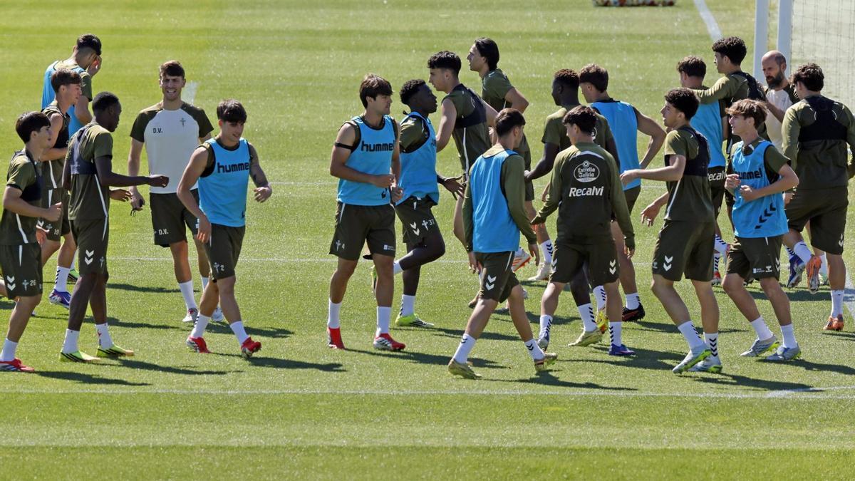Los celestes, al inicio del entrenamiento matinal celebrado ayer en la ciudad deportiva.