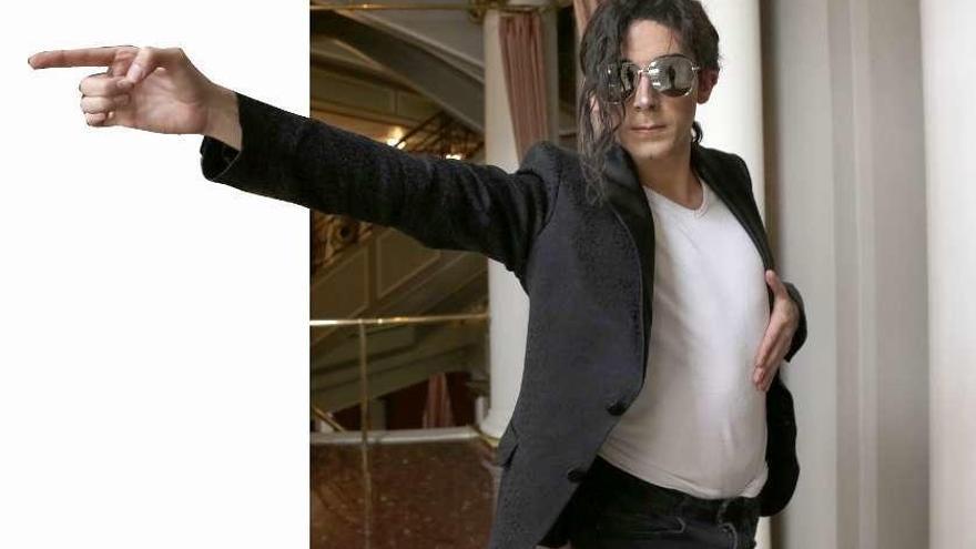 Álex Blanco, ayer, caracterizado de Michael Jackson. // Ricardo Grobas