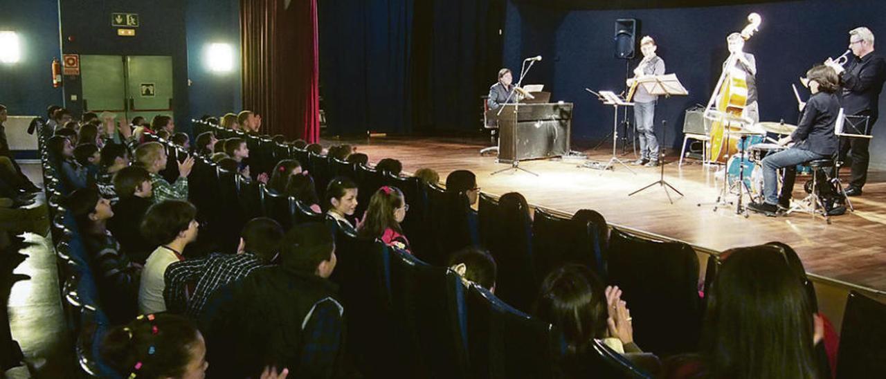 Los alumnos del colegio El Carbayu aplauden a los músicos en el concierto de jazz de Lugones.