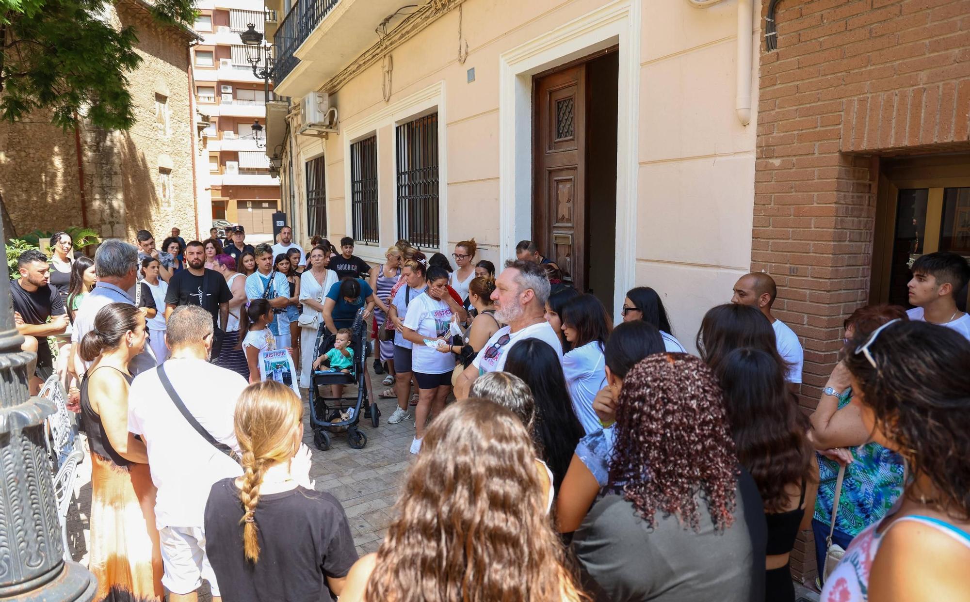 Familiares y amigos de Petar Krasimirov, asesinado a cuchilladas en Carcaixent, guardan un minuto de silencio