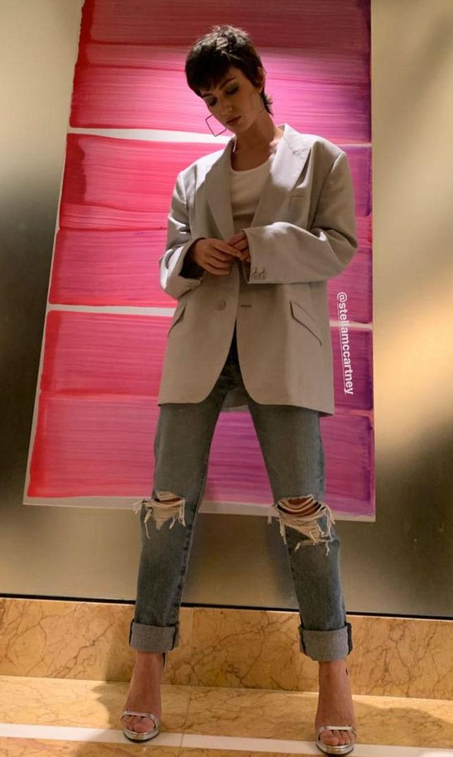 Úrsula Corberó con jeans rotos y blazer oversize