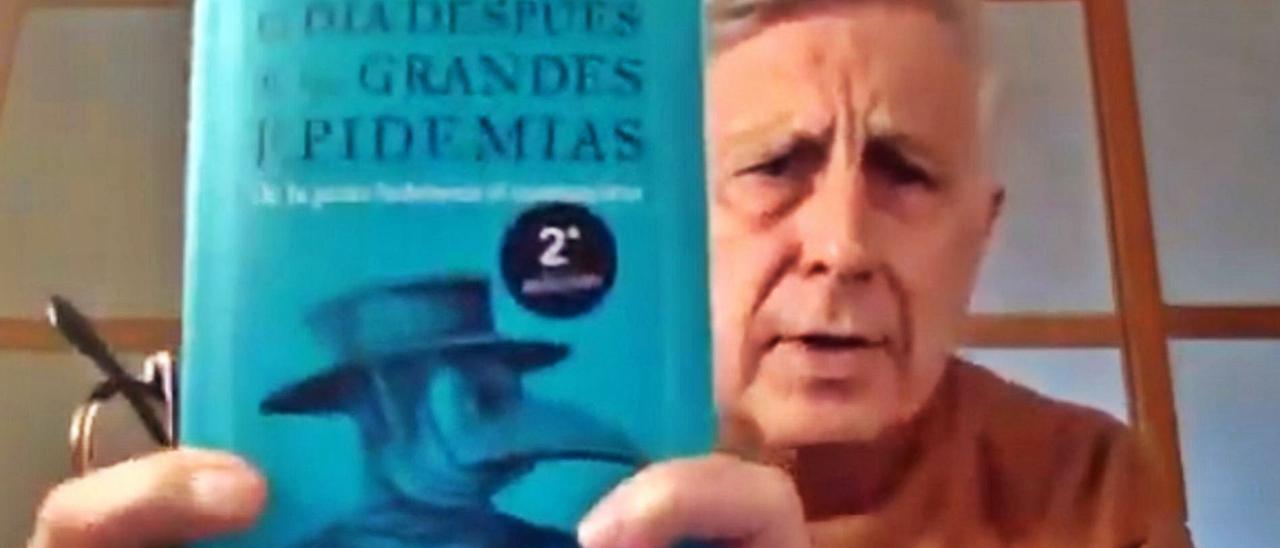 José Enrique Ruiz-Domènec retornó ayer a Club FARO, pero virtualmente, para hablar de su último libro. Lo presentó Jorge L. Bueno. |   // M. G. B