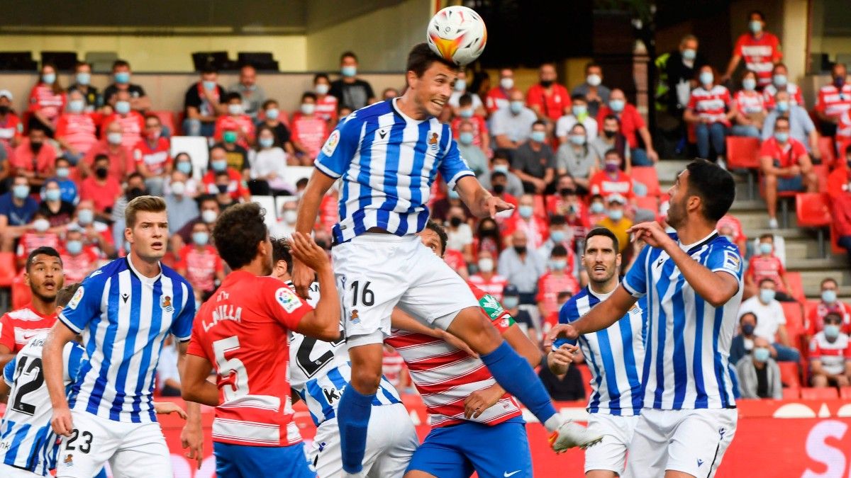 Guevara cabecea un balón aéreo durante el transcurso del Granada - Real Sociedad