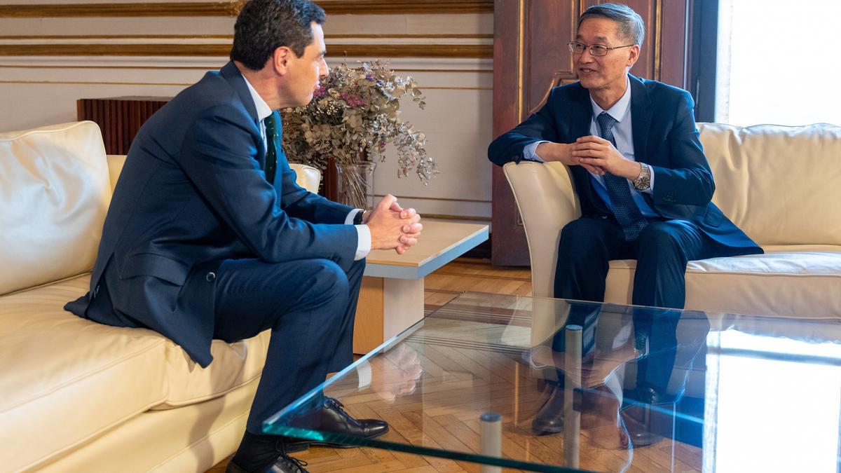 El presidente de la Junta, Juanma Moreno, en su renunión con el embajador de China en España, Yao Jing, el pasado mes de mayo.