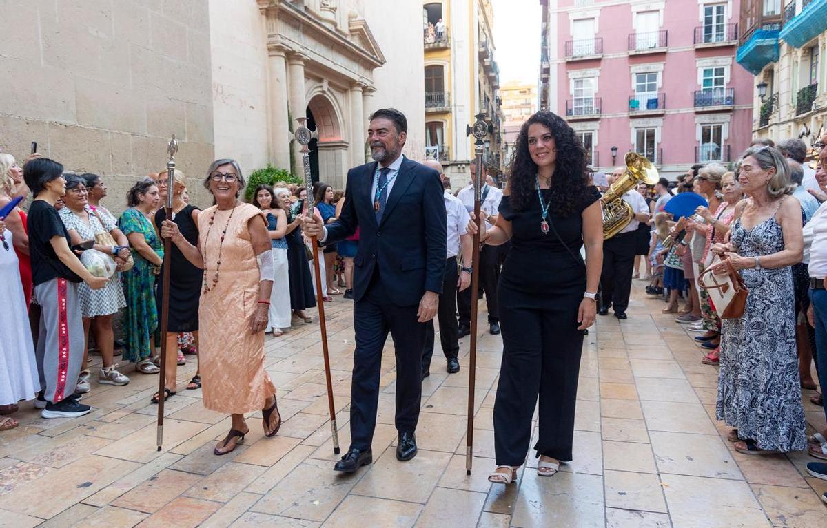 La procesión de la Virgen del Remedio llena Alicante de devoción por su Patrona