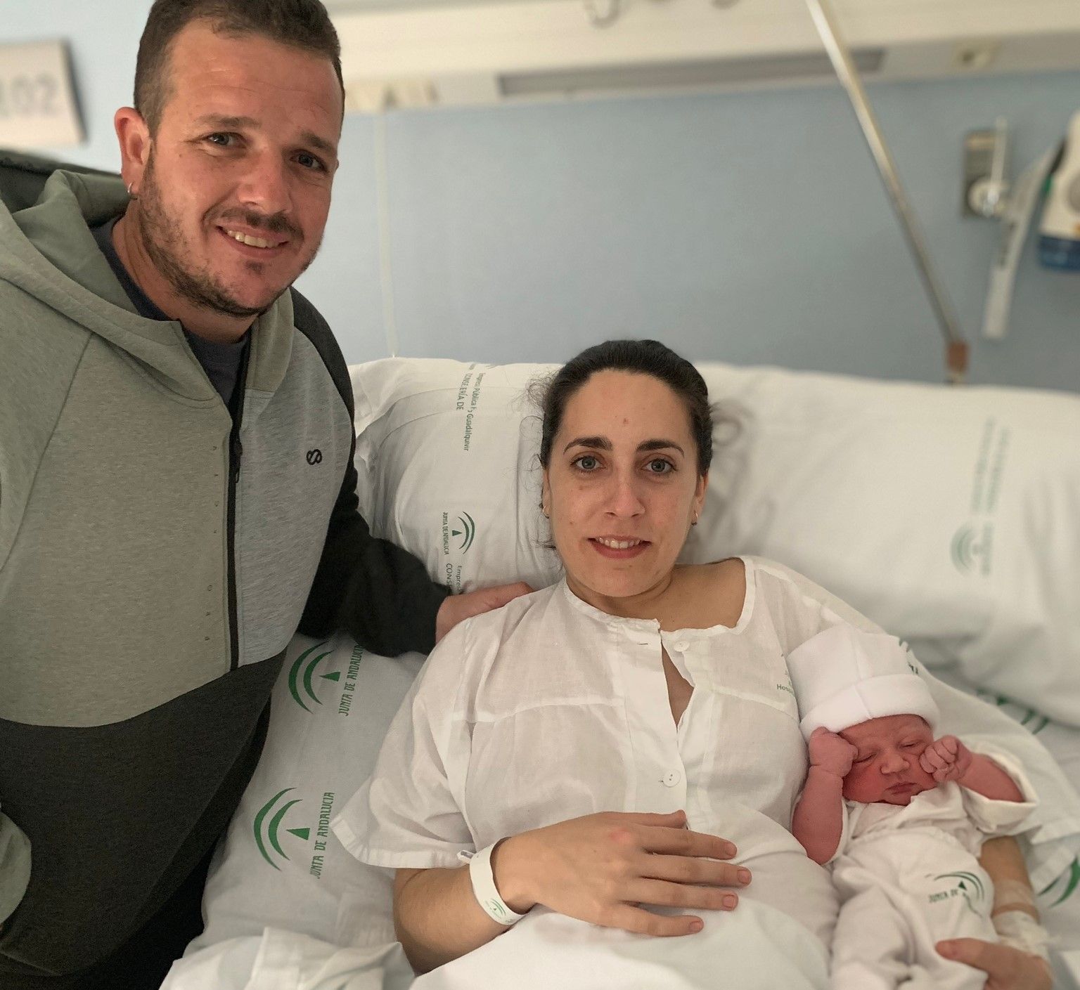 Celia y Francisco, los felices padres de Triana, primera niña nacida este 2023 en el hospital de Montilla.