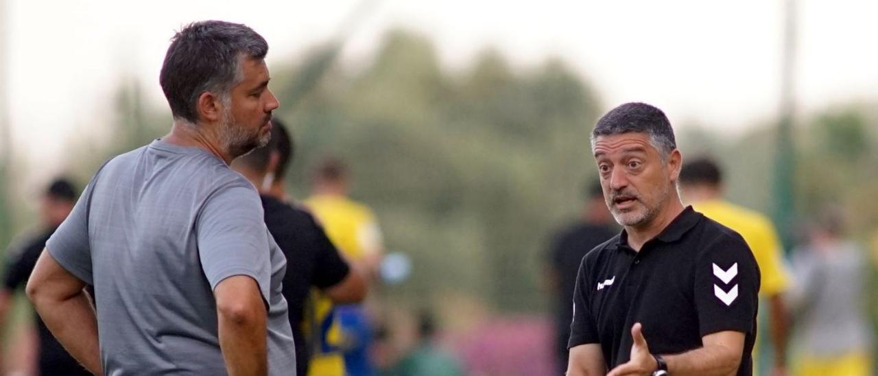 Xavi García Pimienta (d) dialoga con Richi, el coach del primer equipo, el pasado viernes, tras el último pulso en La Quinta.  | | LOF