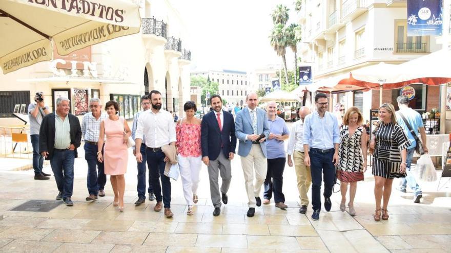 Daniel Pérez, en la calle Alcazabilla junto al resto de ediles del PSOE en el Ayuntamiento y otros representantes socialistas.